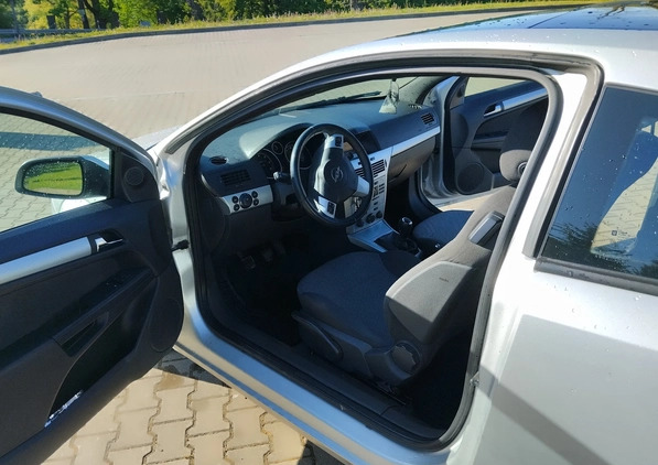 Opel Astra cena 10900 przebieg: 243000, rok produkcji 2009 z Ustrzyki Dolne małe 254